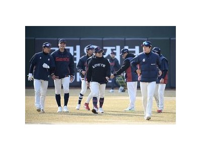 롯데-KT 시범경기서 투수들 몸 상태 점검했네